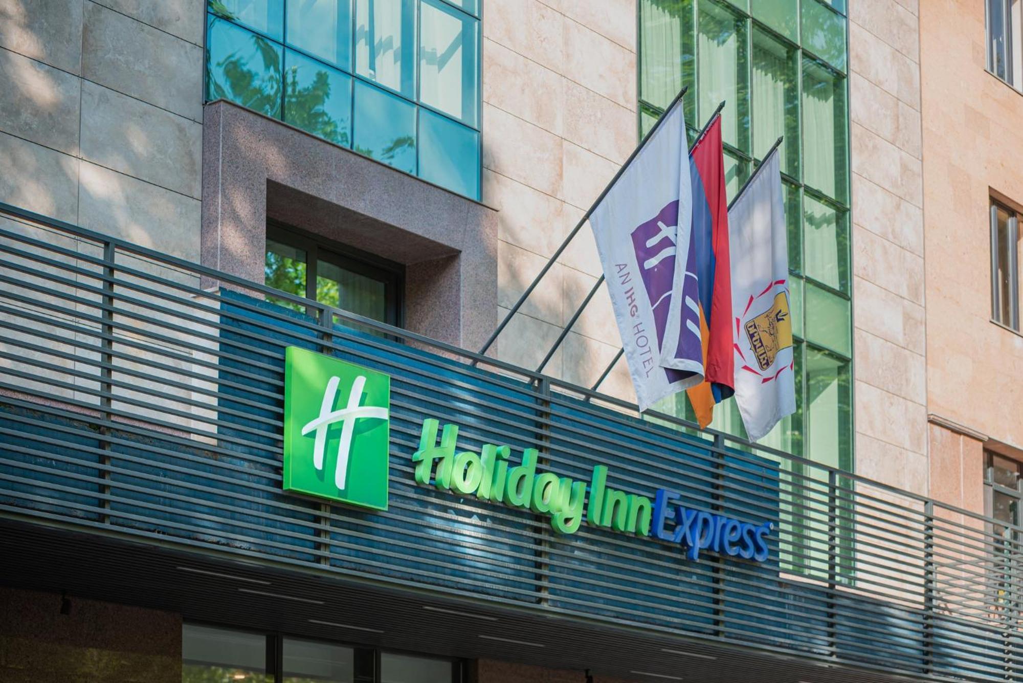 Holiday Inn Express - Yerevan, An Ihg Hotel Экстерьер фото