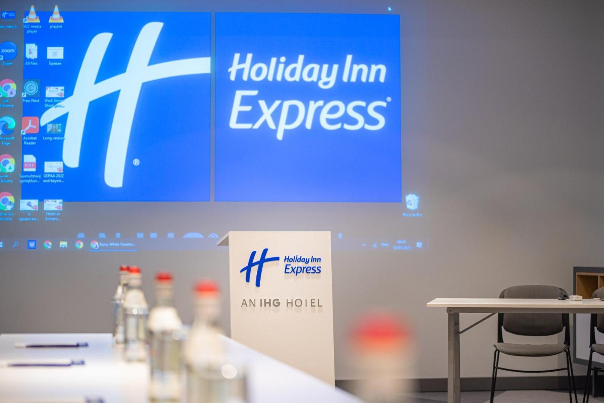 Holiday Inn Express - Yerevan, An Ihg Hotel Экстерьер фото