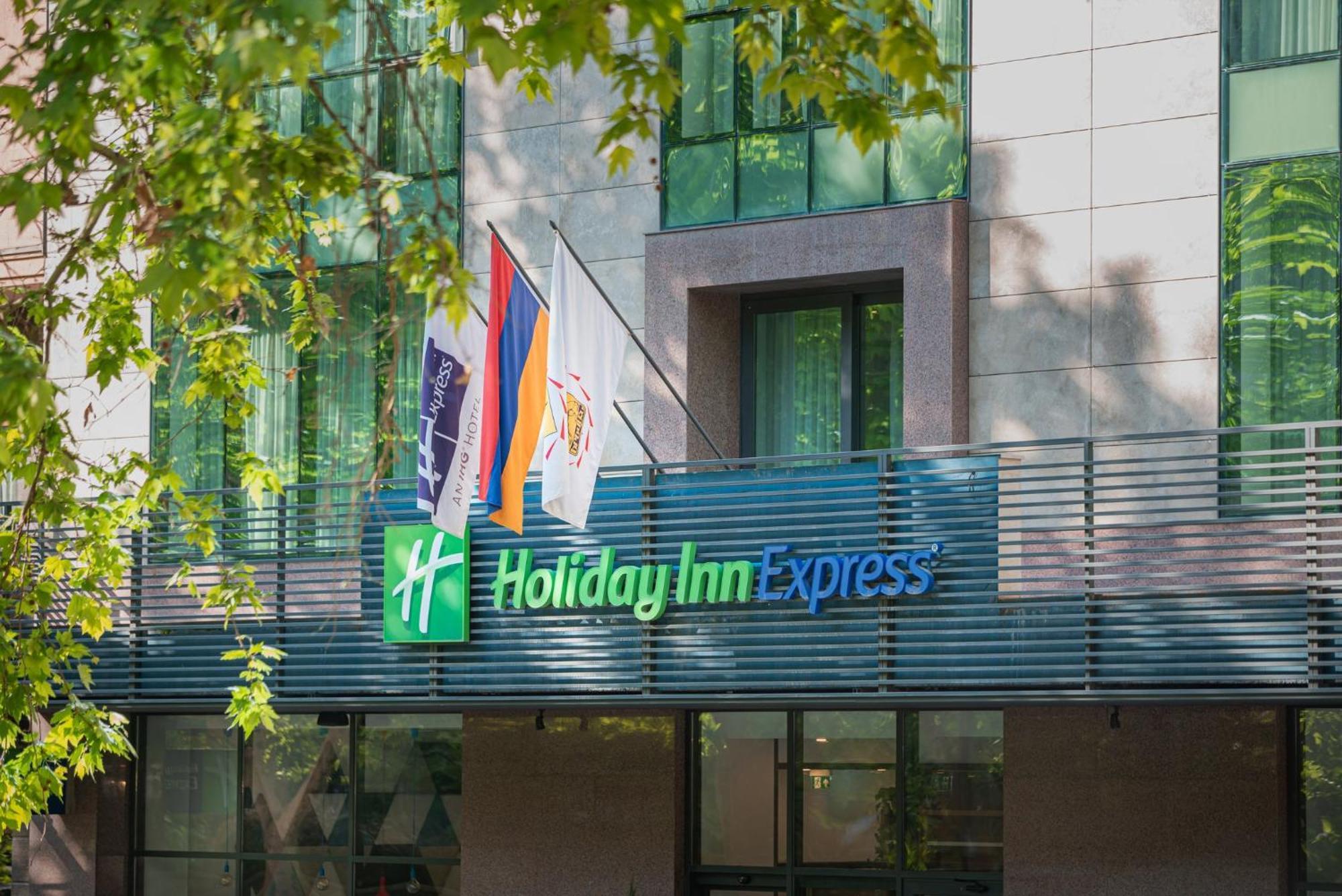 Holiday Inn Express - Yerevan, An Ihg Hotel Экстерьер фото